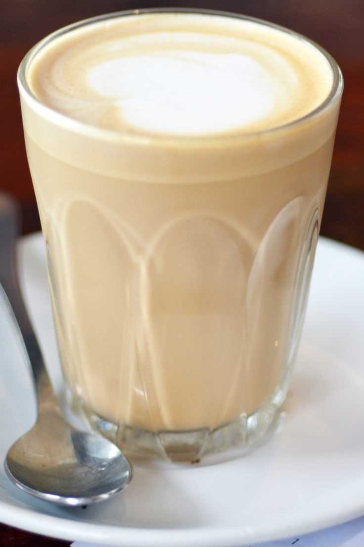 Армейской кофе. Кофе с молоком. Кофейный напиток. Молочный кофе. Кофейный напиток с молоком.