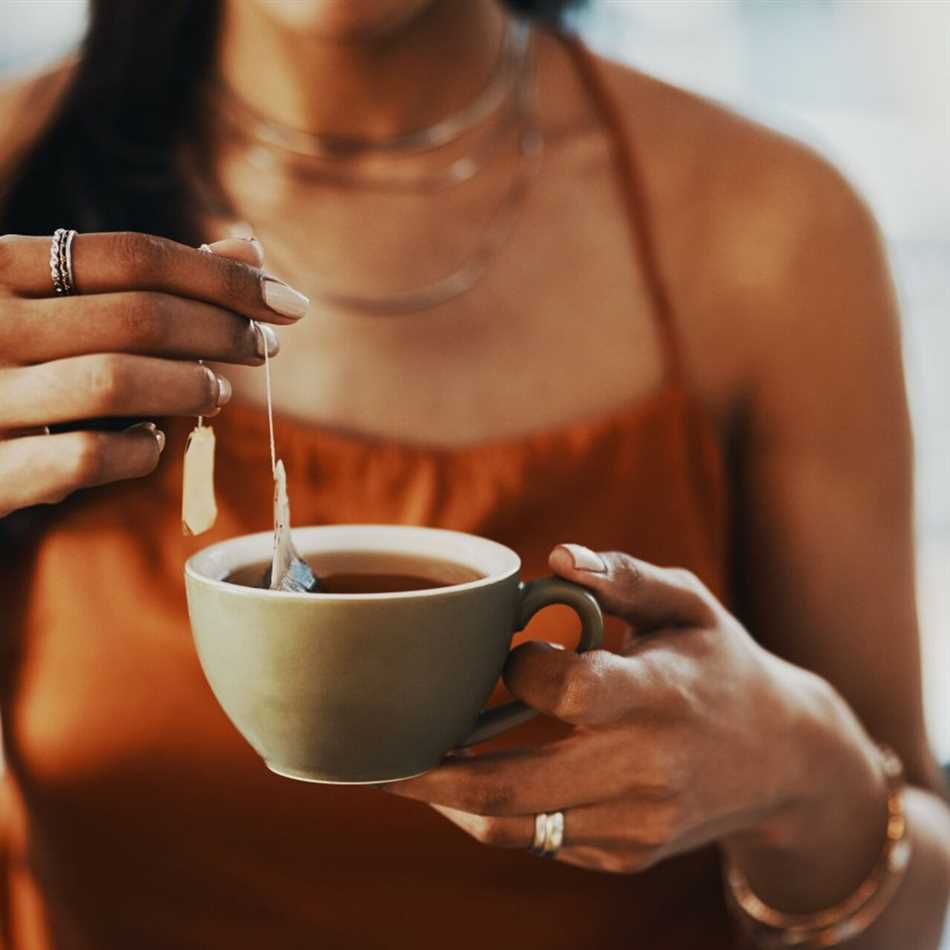 Что бодрит лучше кофе. Как взбодриться без кофе и Энергетиков. Люди с кофе из кофе стойки фото. Почему чай не бодрит как кофе. Tea Effect.
