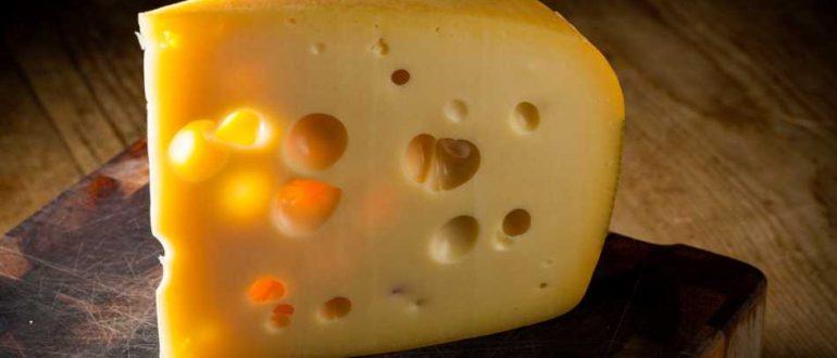 Сильно пахнущий сыр. Сыр с дырочками название. Сыр кусочек. Сыр без дырок. Сыры с дырочками.